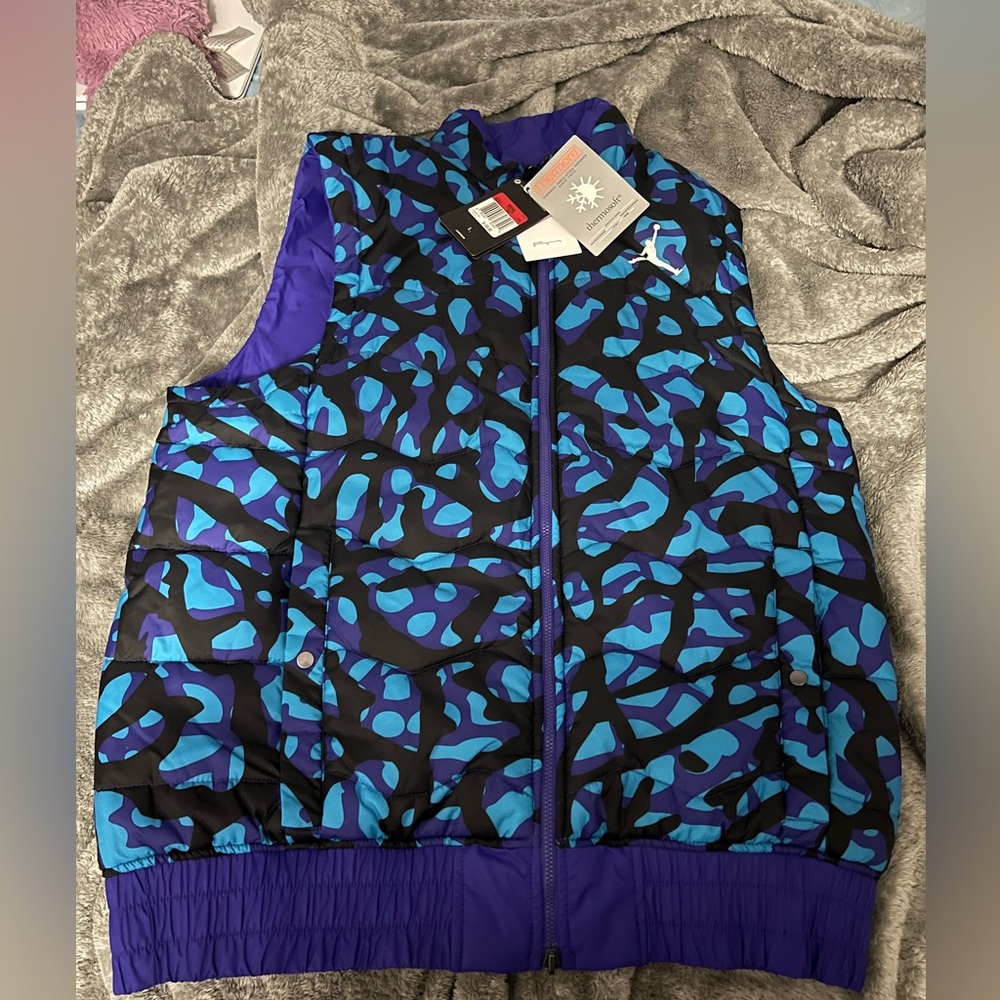 Reversible Jordan vest! Men’s size large.